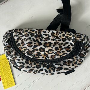 Showman Leopard Animal Print Zip Utility Bag Adjustable Strap NWT